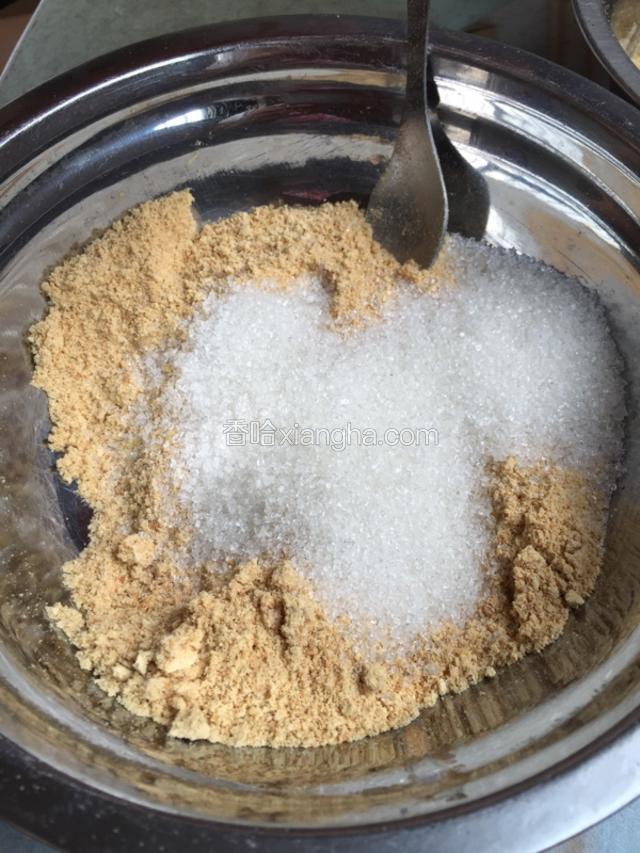 把黄豆粉磨碎以后加入白砂糖拌匀