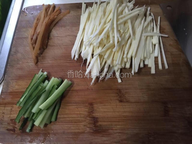 茭白打掉皮后切丝，大头菜和黄瓜也切丝。
