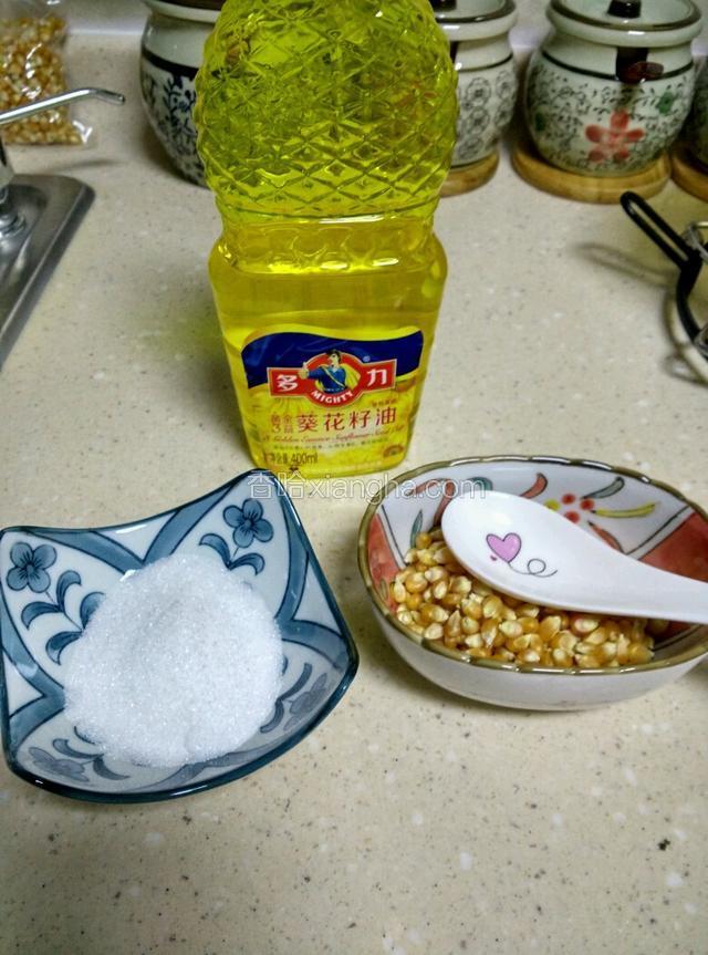 准备工作～玉米粒最多量为铺满一层平底锅底～白砂糖可自己根据口味调整～油不用多～不沾锅就刷一点油就好了
