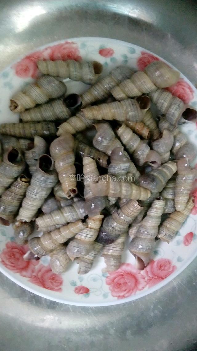 钉螺洗净，焯水