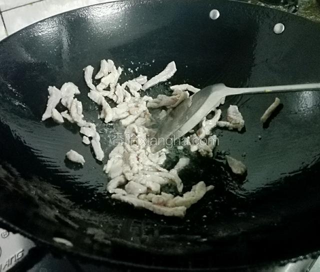 锅预热，入花生油，油温热后倒入瘦肉炒变色