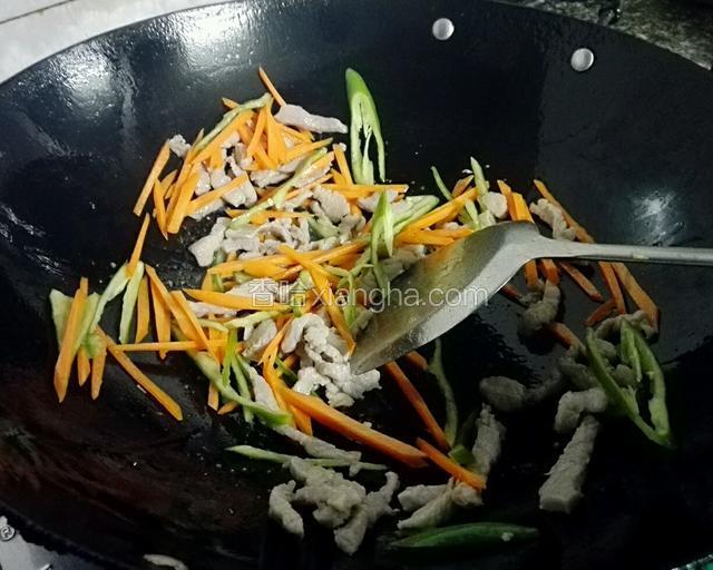 倒入辣椒，胡萝卜炒一到两分钟