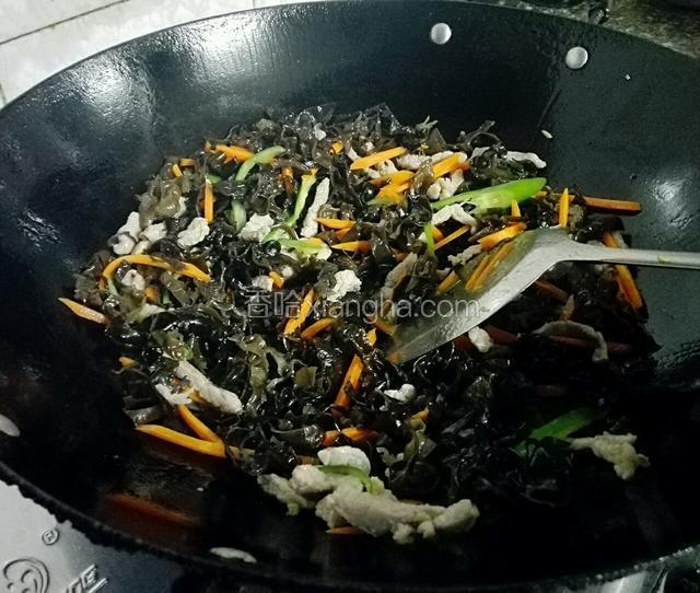 倒入木耳炒，用手洒点水继续炒到熟，要不停的炒