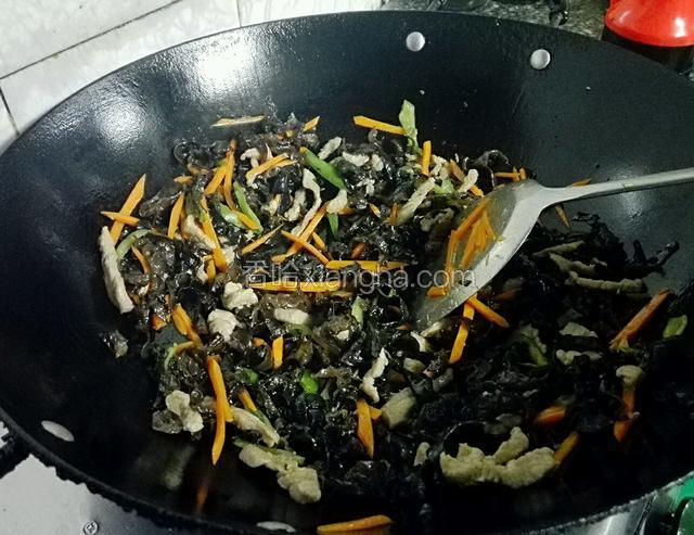 最后淋入少许生抽，加入1勺盐炒几十秒就好了。