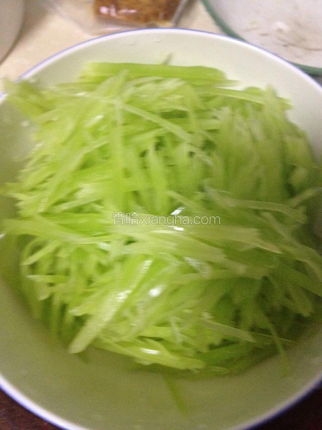 切好的丝用盐拌一下。