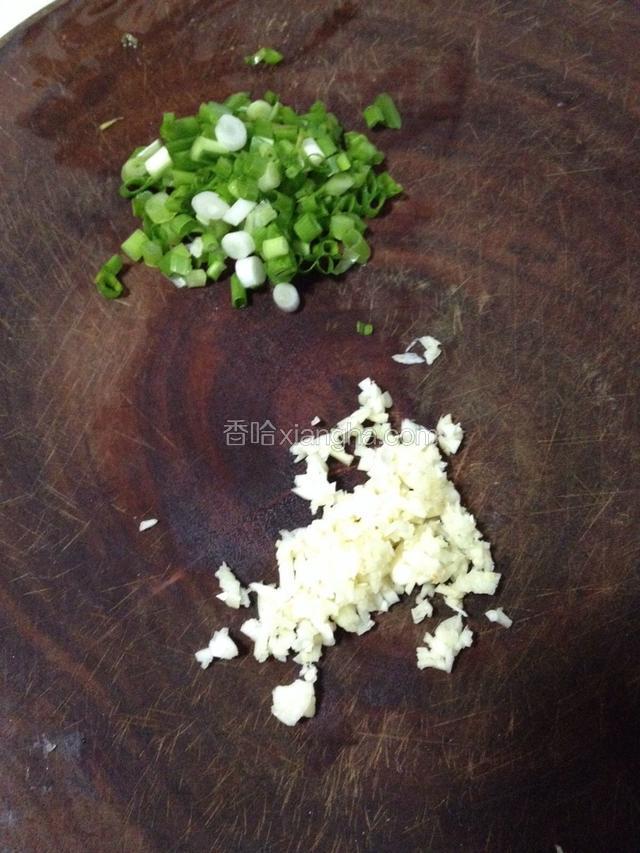 葱切葱花、蒜切蒜蓉。