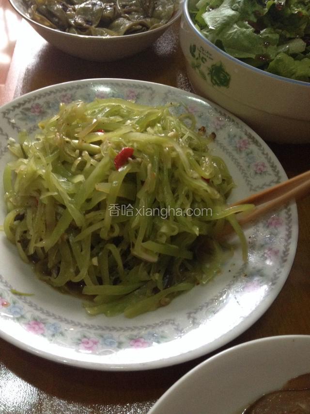 拌匀装盘，一盘咸鲜、香辣、脆嫩的凉拌青笋丝就完成了。