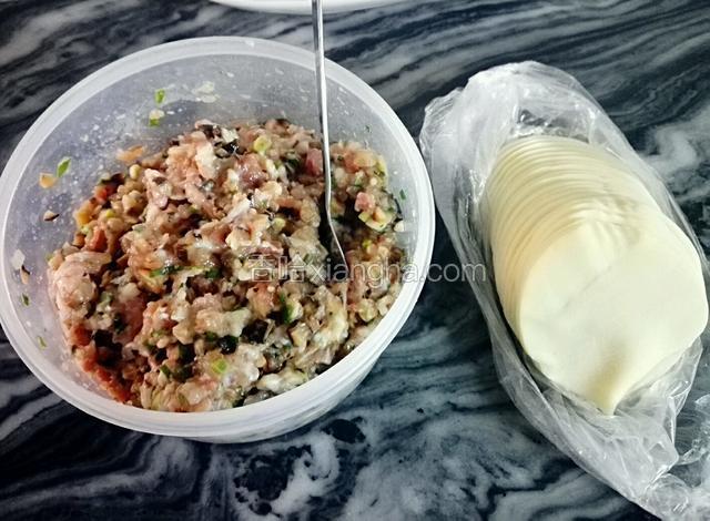 准备好肉馅，饺子皮
