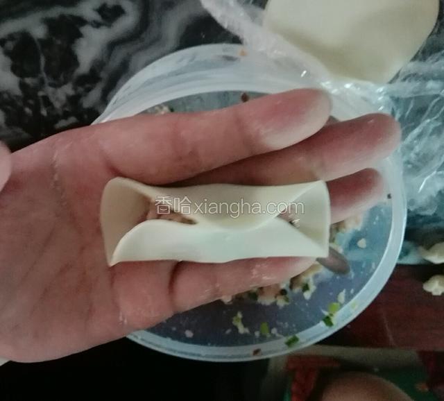 中间先捏住