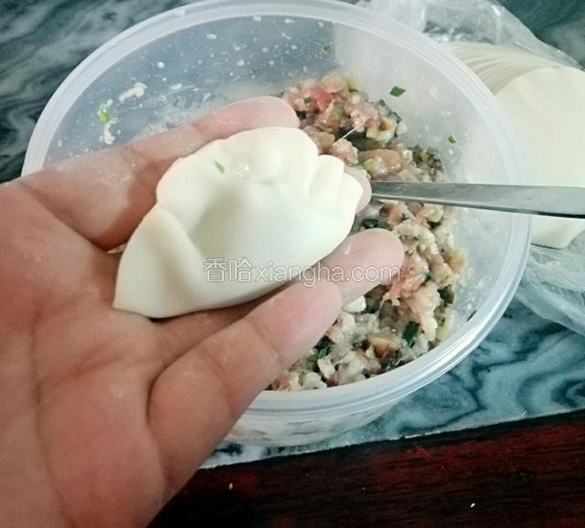 一个饺子包好了，依次包完