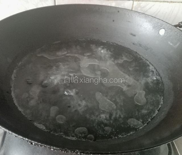 锅烧沸水林入花生油，放入2勺盐