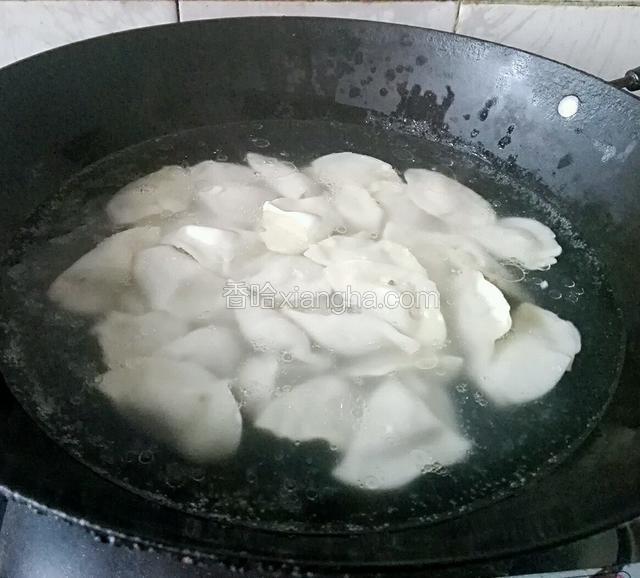 倒入饺子煮10分钟左右差不多熟了