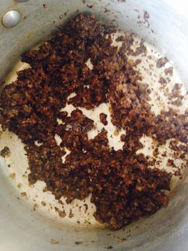 锅中加油将洋葱爆香后下入切好的牛肝菌丁翻炒均匀