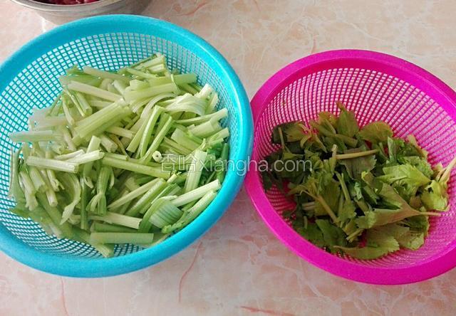 芹菜洗干净，切断，菜子和颈分开
