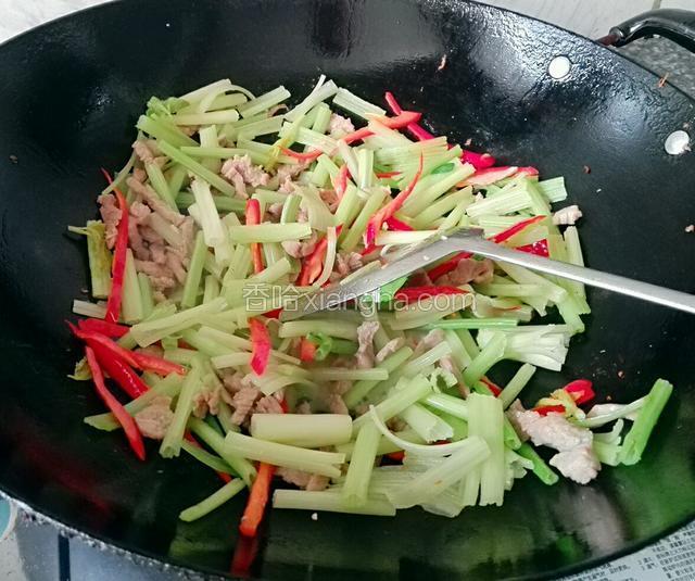 倒入西芹，红椒炒1到2分钟