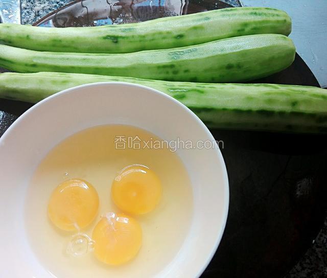 丝瓜削好皮，洗干净鸡蛋打入碗里