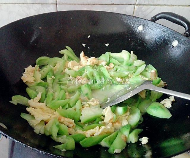倒入鸡蛋炒到熟