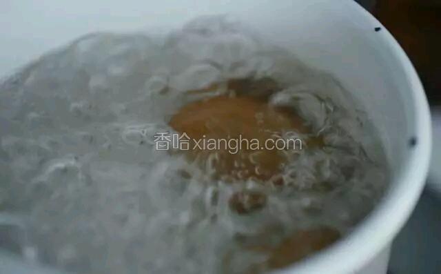 将鸡蛋放入煮沸的水中