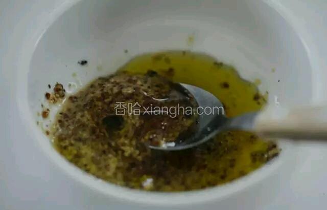 将黄芥末+红酒醋+柠檬汁+蜂蜜+橄榄油调制成酱佐煎猪排