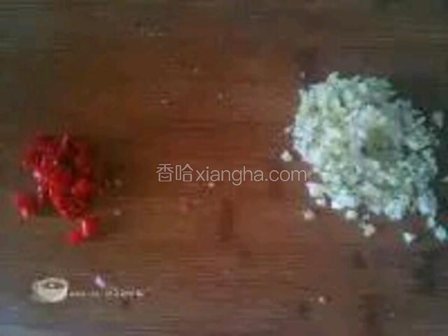 生姜、大蒜瓣切成末，泡椒切成小圈


