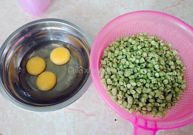 鸡蛋三个打入碗里，豆角摘掉头尾洗干净切粒