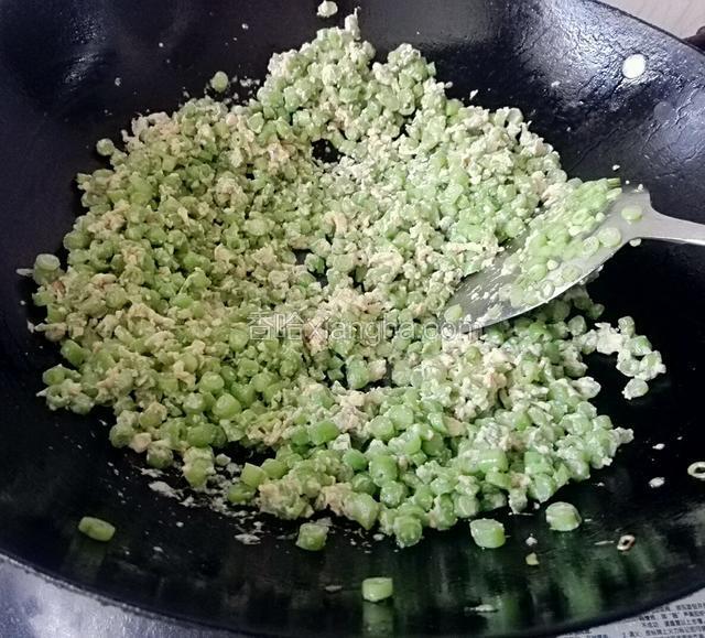 倒入鸡蛋液，继炒几分钟