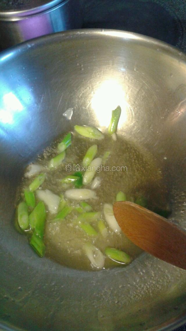 锅放油葱炒,