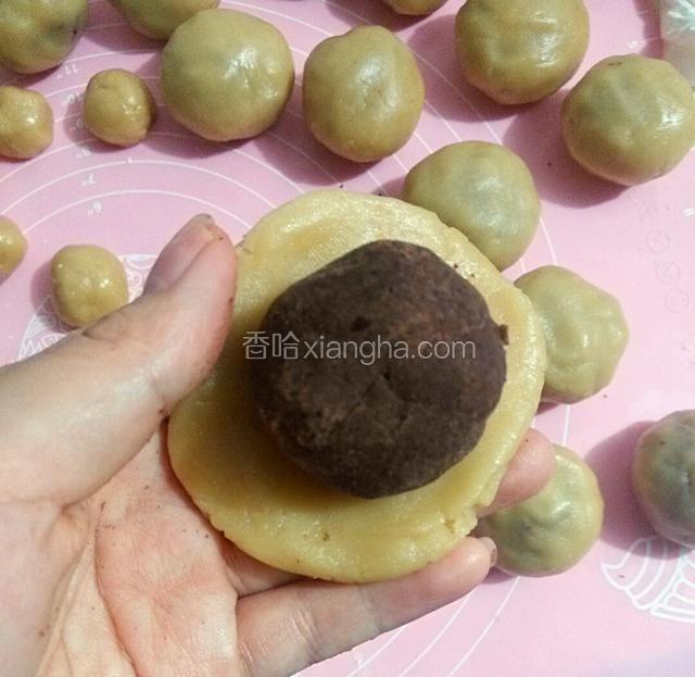 把面皮压煸，放上馅料