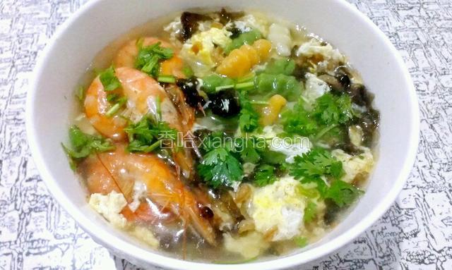 浇上鸡汤或骨头汤或菜汤

