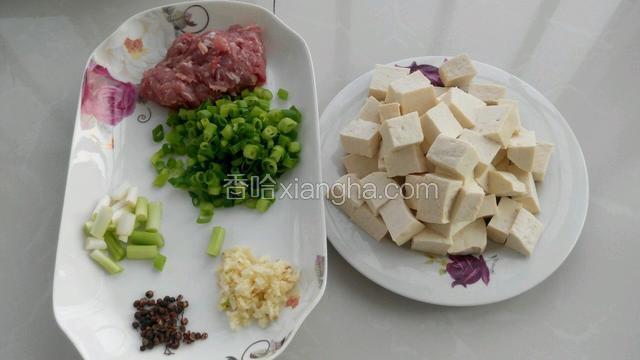 豆腐切小块，瘦肉剁成肉末，葱白切段，绿叶部分切葱花，蒜切末。