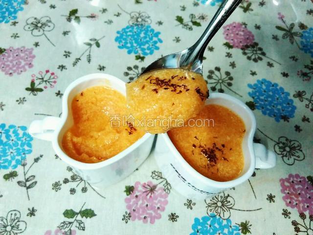 它的口感就像嫩豆腐一般，吃着滑溜细腻，非常美味！
