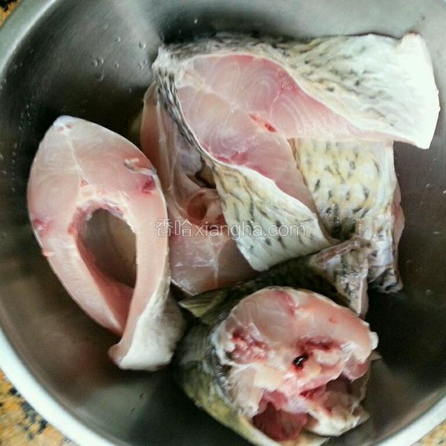 鱼切段，有时间可以先腌个半小时，放料酒葱姜蒜，我没有腌，直接炖