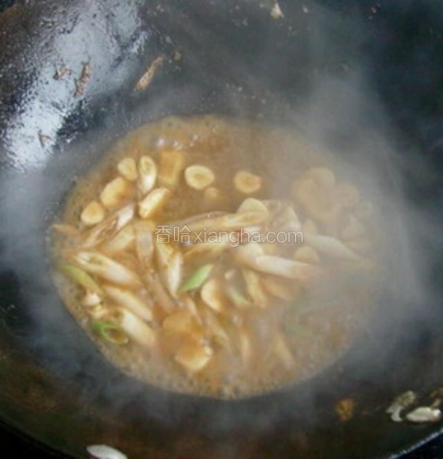 锅内热油，炝锅，放入葱姜蒜大料炒香，倒入酱油，添水