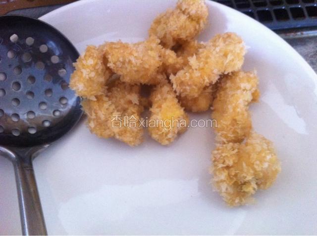 炸至微黄  盛出