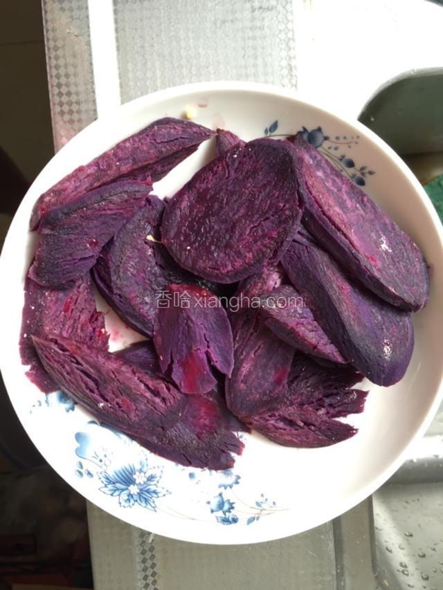 紫薯去皮，切片，蒸熟