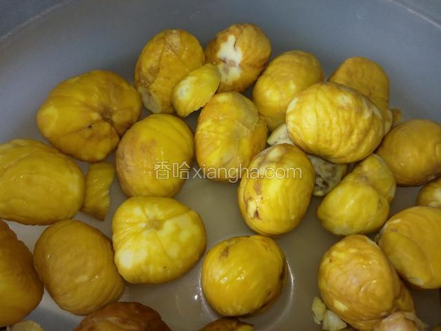 用水煮5分钟后过凉，剥出果肉。