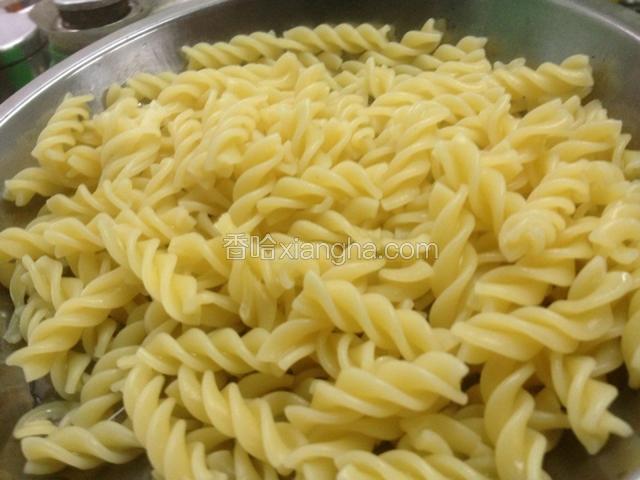 意大利面煮至8成熟冲水备用。