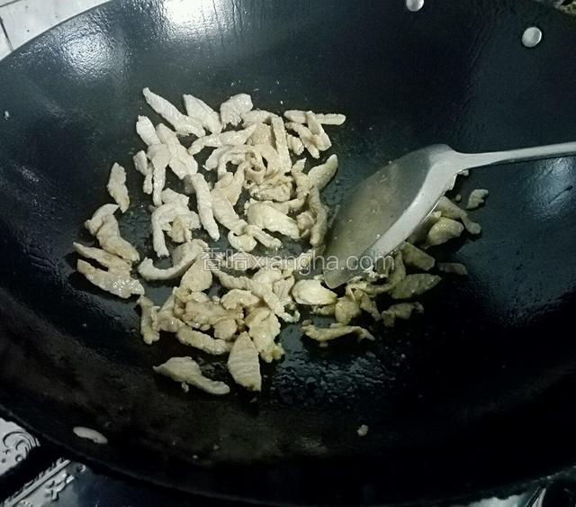 锅预热，放入花生油，油温7成热倒入瘦肉炒变色干水，淋入两勺生抽继续炒1分钟左右