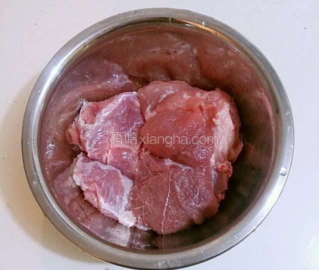 准备好瘦肉，洗干净待用，把姜和蒜切好待用
