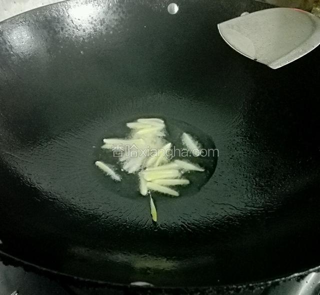 锅预热，放入花生油，油温7成热放入姜丝爆香，弄出来不要姜