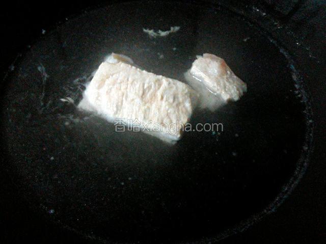 花肉下锅煮八成熟,捞起备用.