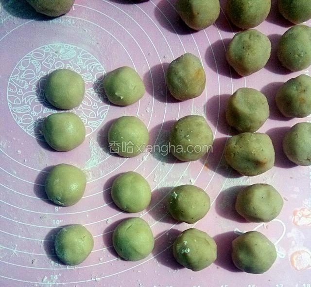 把把做好的面皮和白莲蓉馅料分成小团捏圆【莲蓉馅料的做法请查看我菜谱的另一篇莲蓉馅料做法，里面有详细说明】