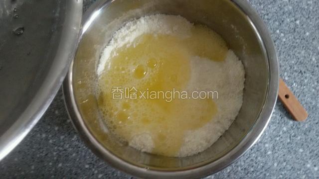 用筷子打散无须打发，倒入盆中的混合物