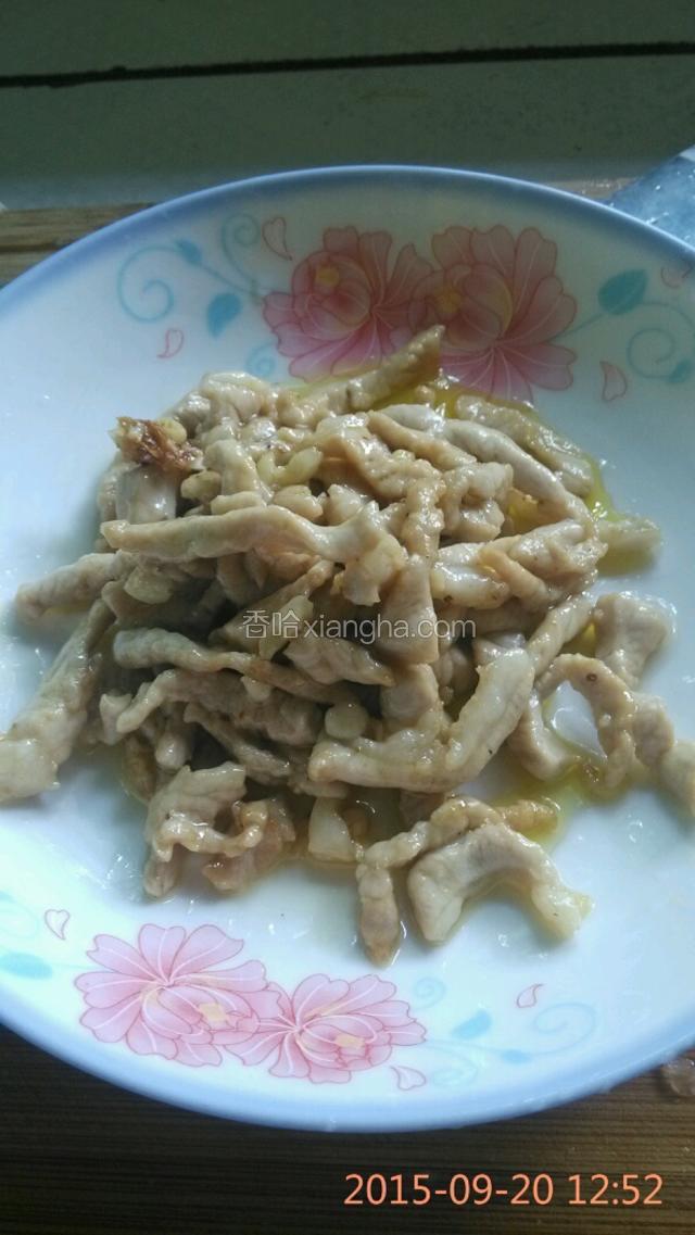 锅中放油，炒瘦肉要多放些油，大火烧至八成热下锅，炒至瘦肉全部变色起锅备用