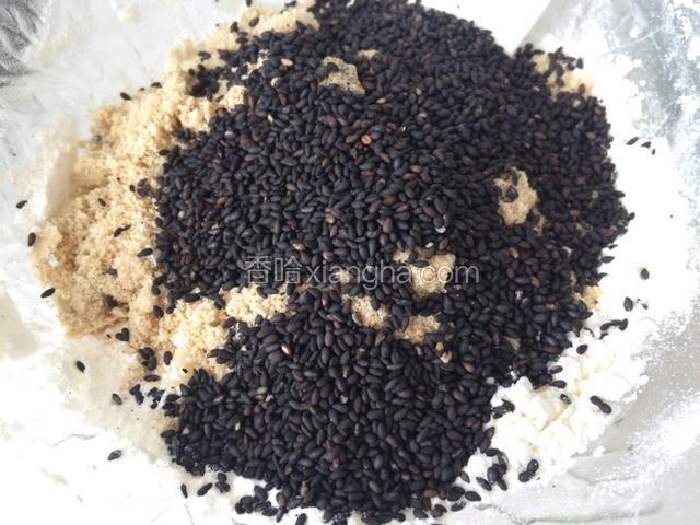 再倒入熟的黑芝麻；