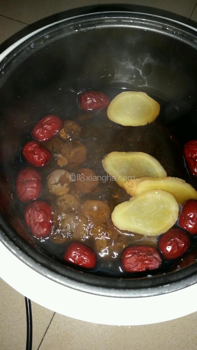 将备好的红枣 老姜 桂圆一同倒入已煮好的开水中煮直红枣烂 桂圆棉