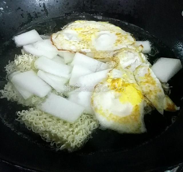 锅烧沸水，淋入油，放入面面，冬瓜，鸡蛋一起煮沸。煮几分钟