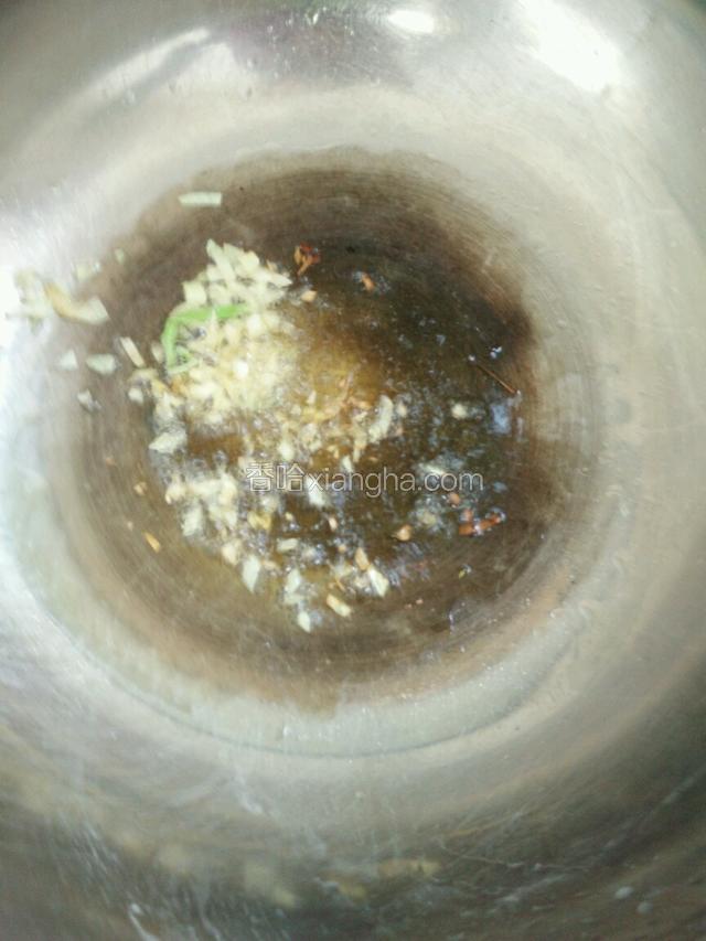 锅内倒油，热了后，撒入葱花，爆香