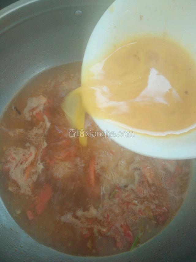 把蛋液从热的水中间倒入