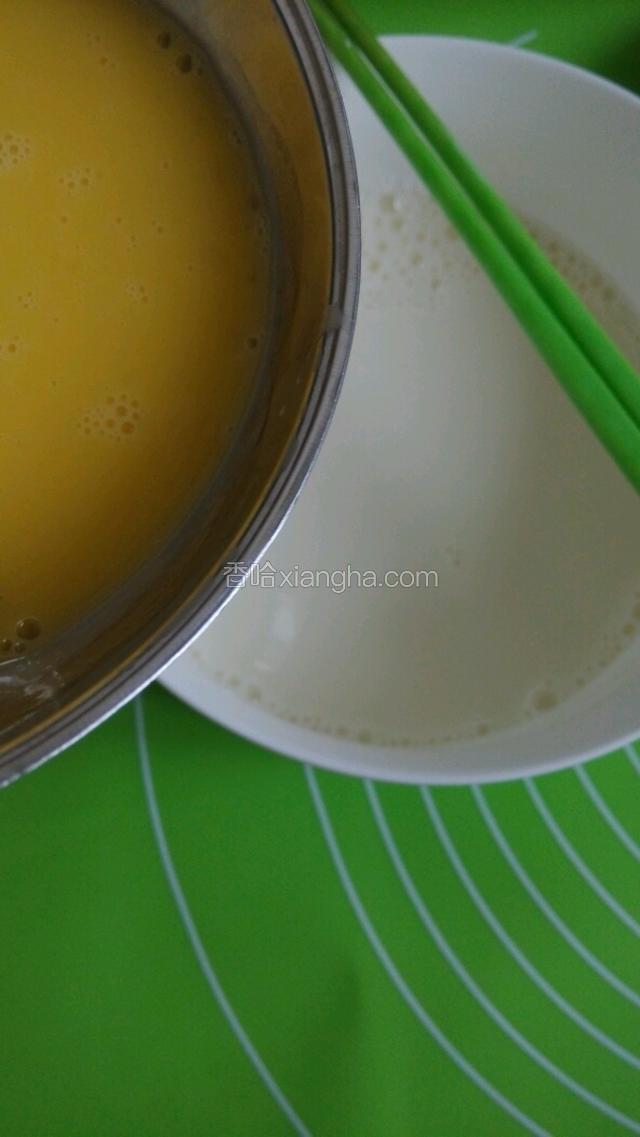 把蛋液慢慢倒入牛奶液中，边倒边搅拌